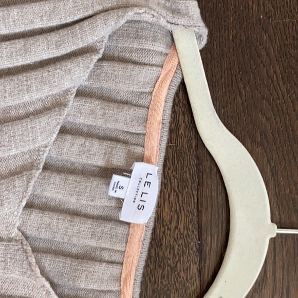 Cute crop sweater with hem details. - Picture 2 of 2